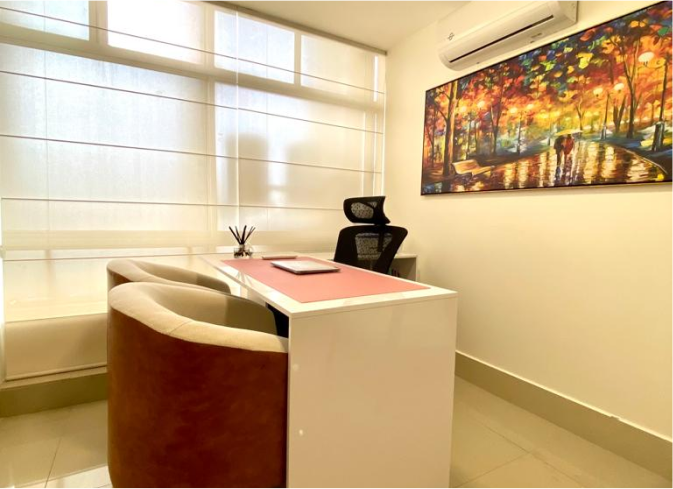 Mesa e cadeira do consultório da Isabela Castelli.